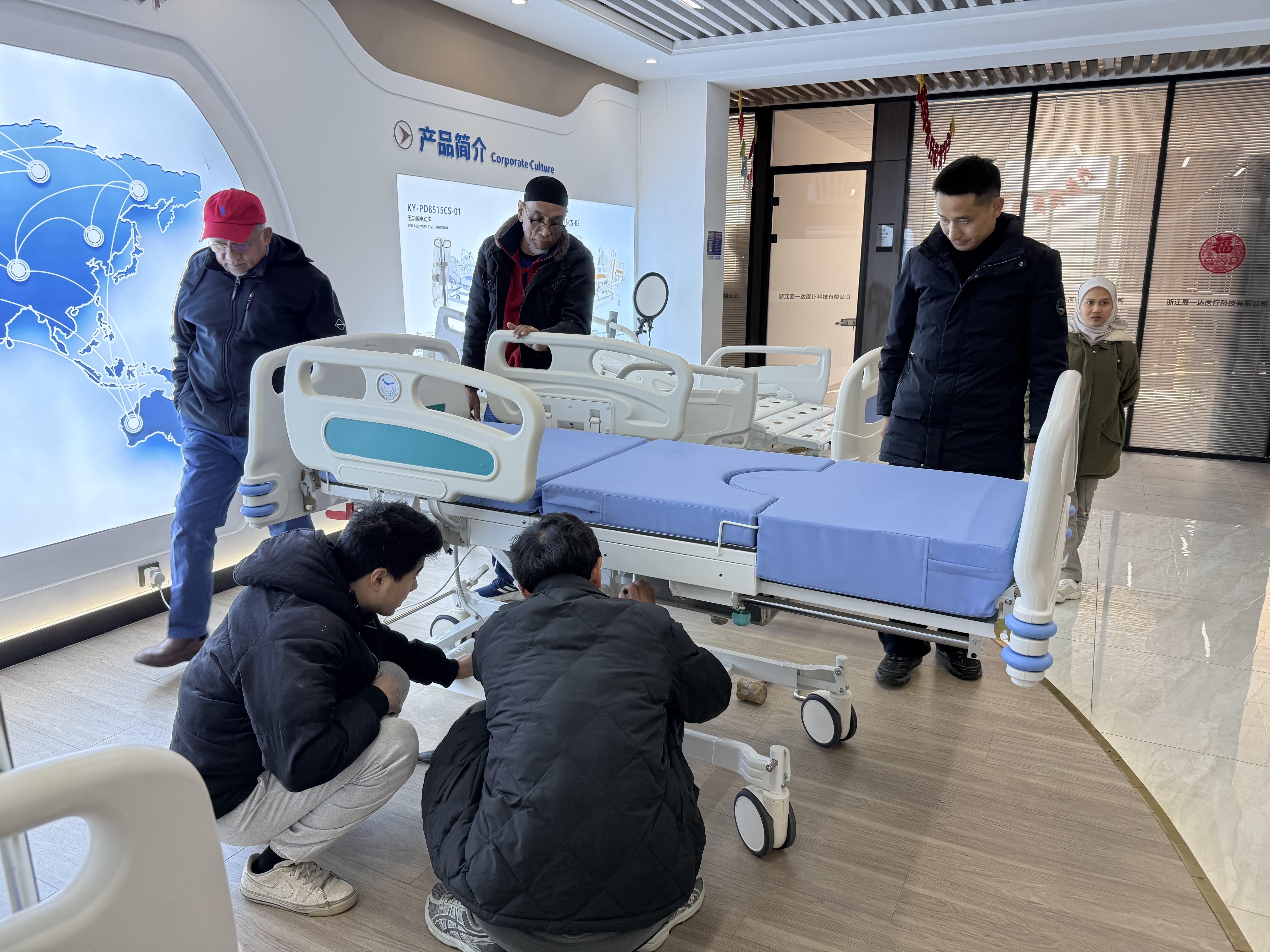 Son şirket blogları hakkında Malezya Müşteri Özel Örnek Doğum Yataklarını Denetlemek İçin Fabrikayı Ziyaret Ediyor