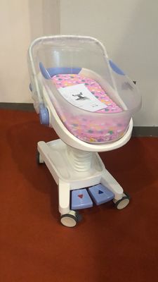 Hastane Çocuk yatağı bebek beşiği Hidrolik Sistem Kontrolü 25kg Yük Hastane Bebek Arabası Beyaz