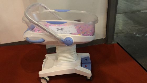 Hastane Çocuk yatağı bebek beşiği Hidrolik Sistem Kontrolü 25kg Yük Hastane Bebek Arabası Beyaz