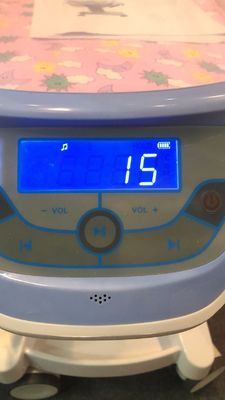 Hastane Çocuk yatağı bebek beşiği Hidrolik Sistem Kontrolü 25kg Yük Hastane Bebek Arabası Beyaz